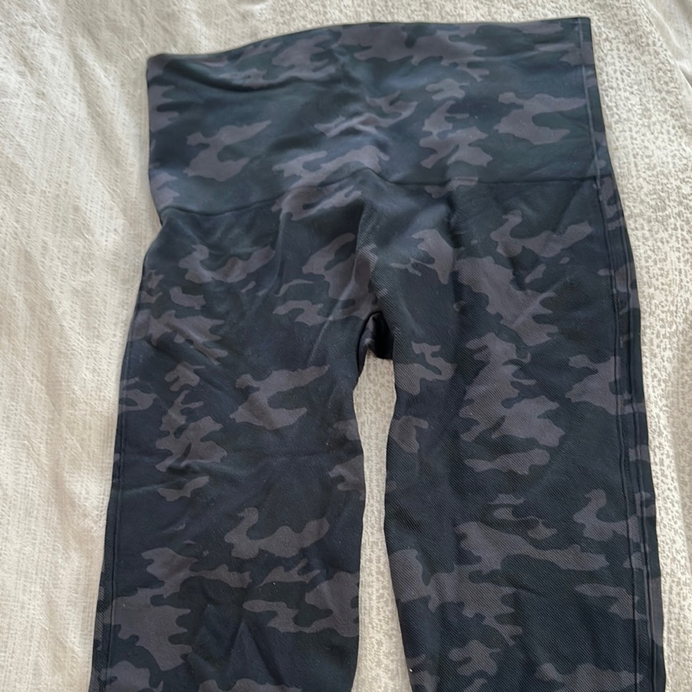 SPANX Look at Me Now Black and Gray Camo Seamless High-Waisted Leggings